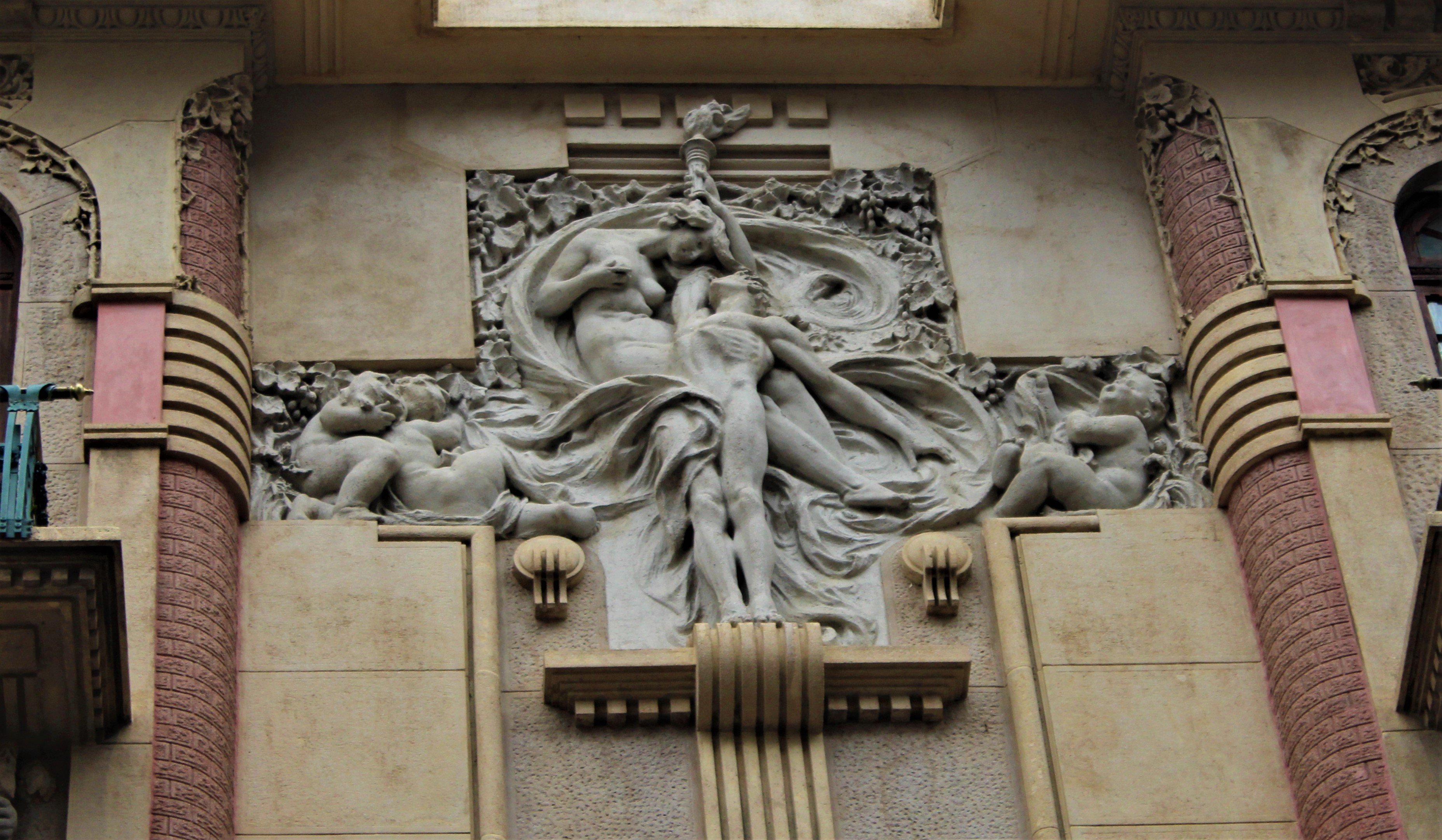 Escultura de los amantes en la fachada de Casa Calise. Imagen: Lucía Benavente.