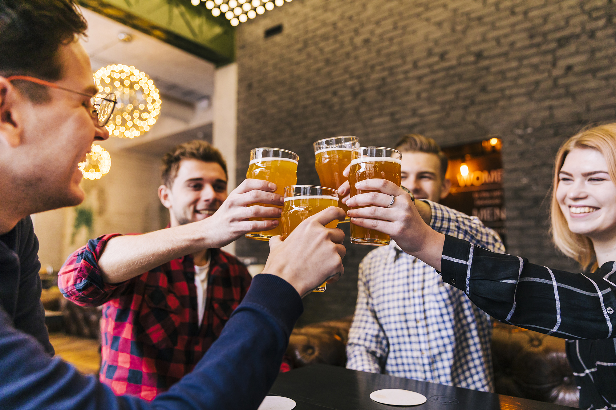 Что пьют в баре. Люди в баре. Пиво для друзей. В баре с друзьями с пивом. Компания в пабе.