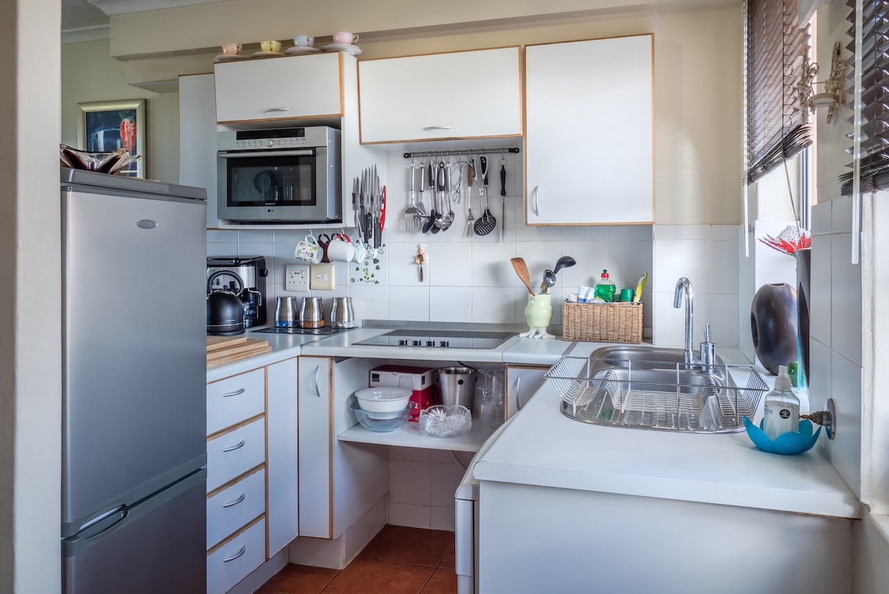 ¿Cómo ganar espacio de guardado y organización en la cocina?