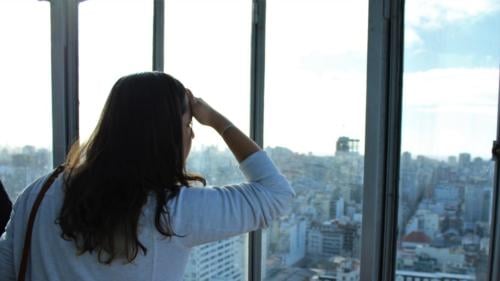 Turista mirando la ciudad desde el faro del Palacio Barolo.