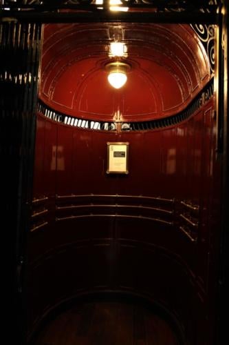 Interior de ascensor principal del Palacio Barolo.