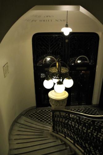 Escalera y mosaicos blancos y negros en damero del Palacio Barolo.